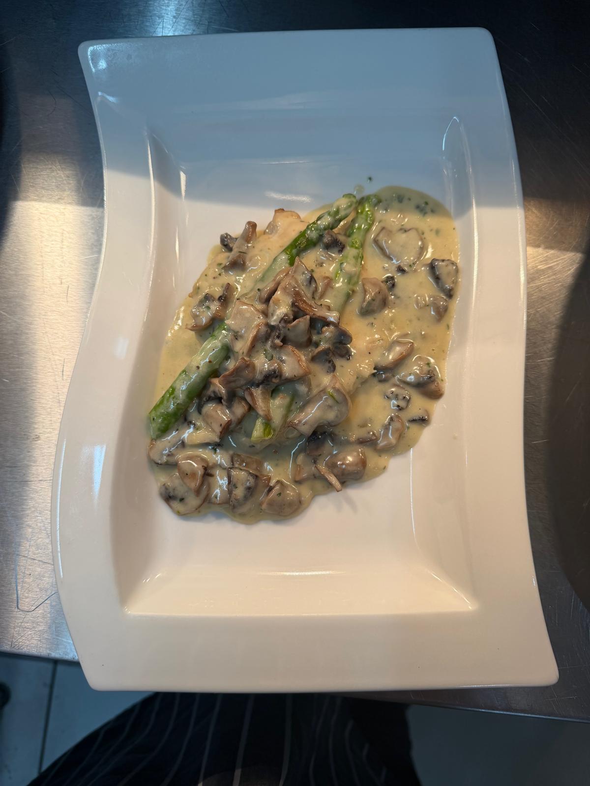 POLLO AI FUNGHI E ASPARAGI